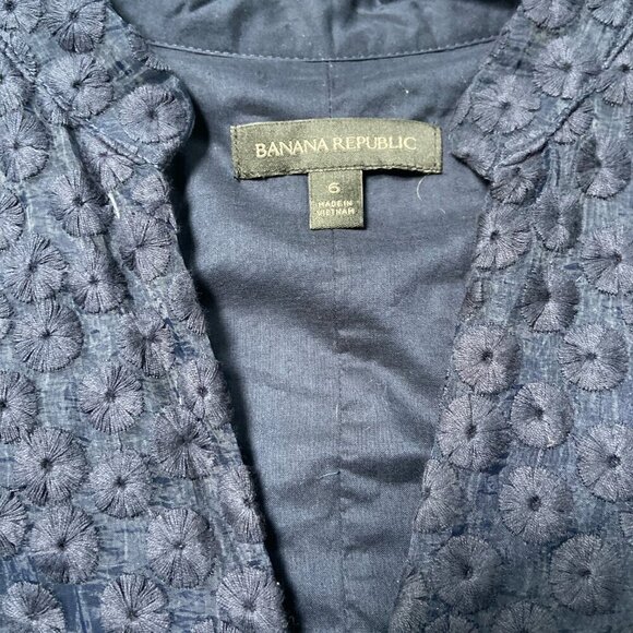 Banana Republic Floral Pinwheel Embroidered Lace Bell Sleeve Dress Navy Size 6 - Picture 2 of 13